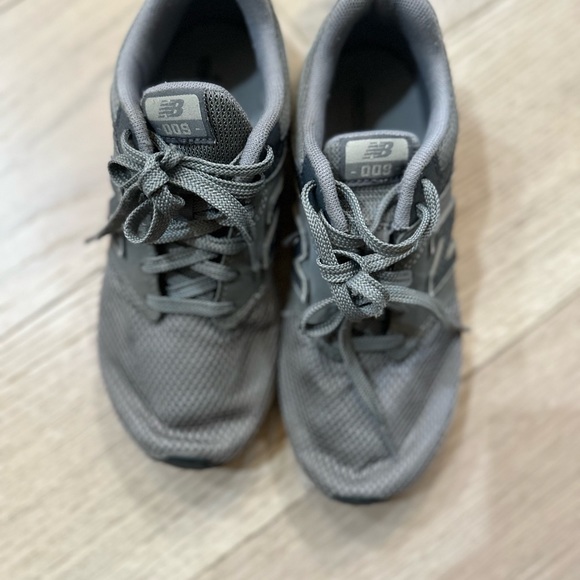 Boys New Balance Gray Shoes Size 4.5 - Picture 4 of 5